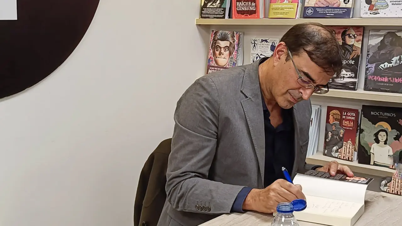 Pablo Martín Carbajal firma un ejemplar de su novela "Yo no seré La Implorante" - PHOTO/ANTONIA CORTÉS