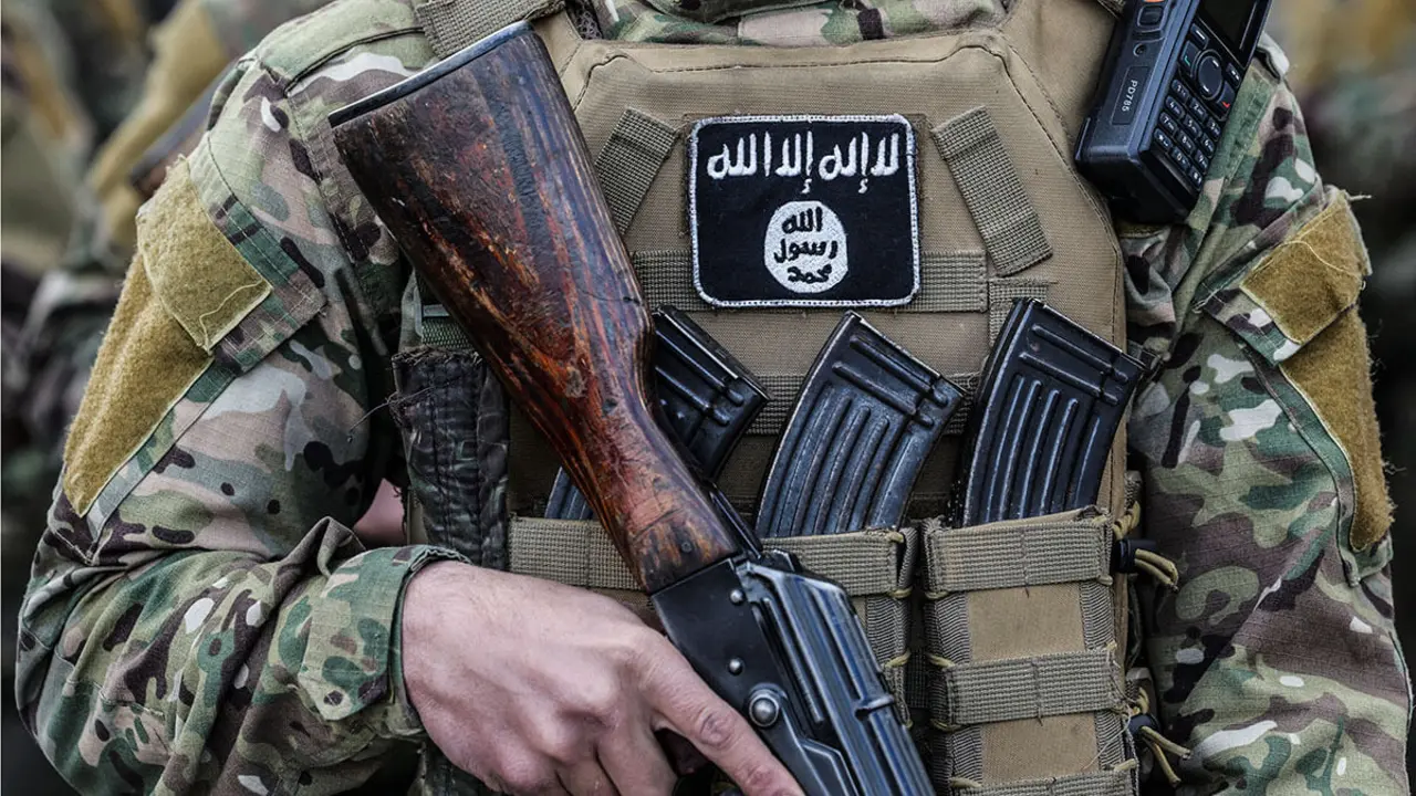 Un parche del Daesh está adherido al uniforme de un combatiente, el día en que la Brigada Khaled, parte de Hayat Tahrir al-Sham (HTS), realiza un desfile militar, después de que Bashar al-Assad de Siria fuera derrocado, en Damasco, Siria, el 27 de diciembre de 2024 - REUTERS/AMR ABDALLAH DAISH