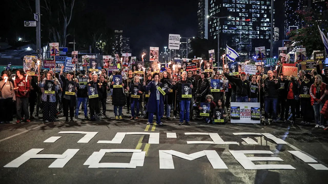 <p>Partidarios de los rehenes israelíes, secuestrados durante el mortal ataque del 7 de octubre de 2023 por parte de Hamás, sostienen fotografías de los rehenes, mientras exigen un acuerdo durante una protesta en medio de las negociaciones en curso para un alto el fuego en Gaza, en Tel Aviv, Israel, el 13 de enero de 2025 - REUTERS/ ITAI RON</p>
