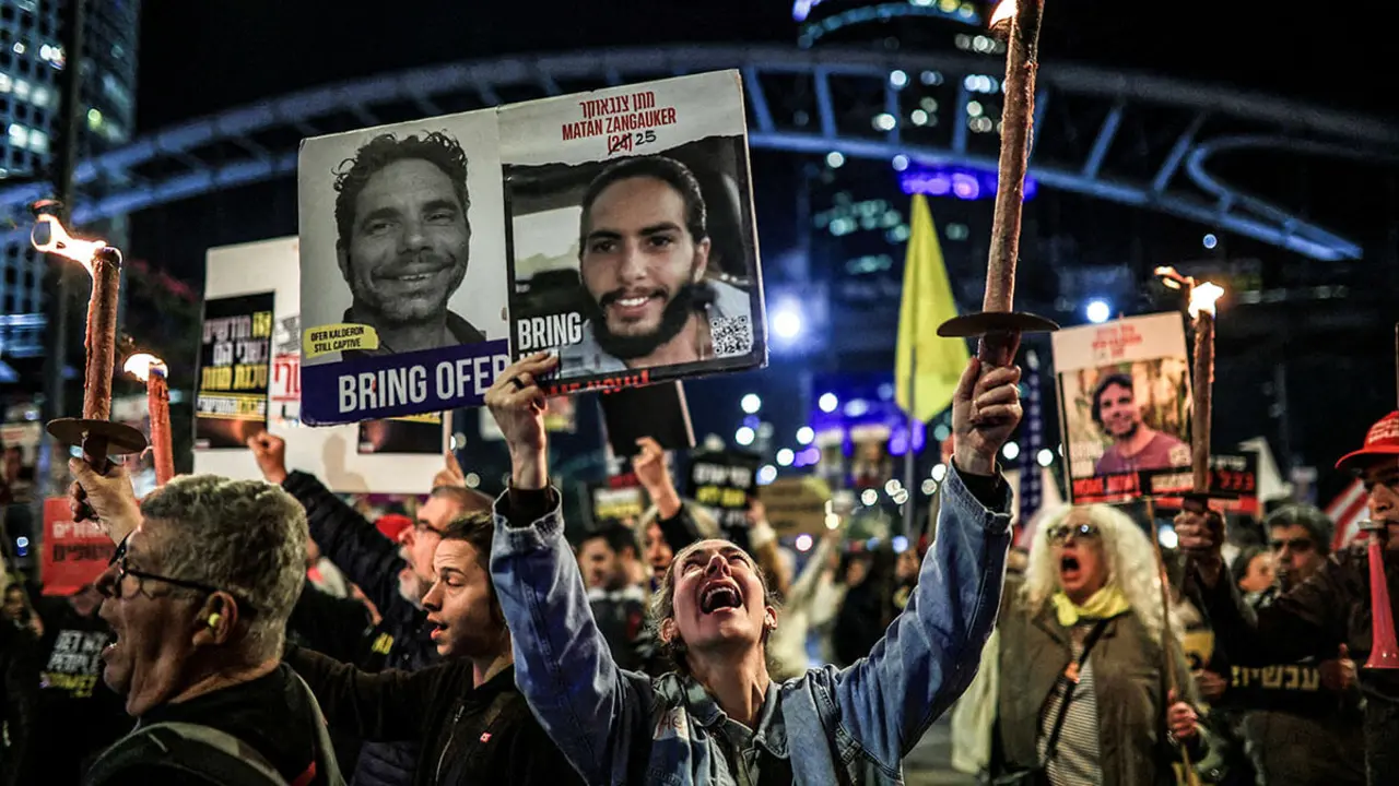 <p>Partidarios de los rehenes israelíes, secuestrados durante el mortal ataque del 7 de octubre de 2023 por parte de Hamás, bloquean una carretera mientras exigen un acuerdo durante una protesta en medio de las negociaciones en curso para un alto el fuego en Gaza, en Tel Aviv, Israel, el 13 de enero de 2025 - REUTERS/ ITAI RON</p>
