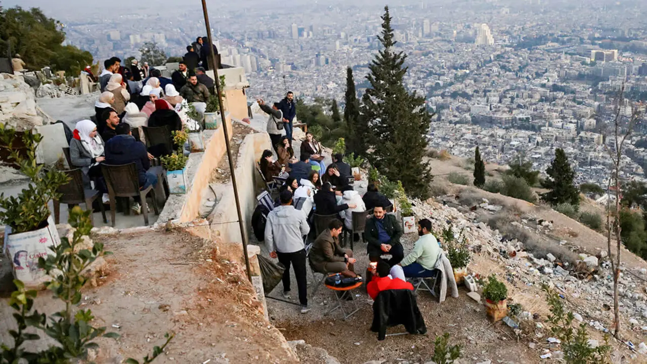 La gente visita el Monte Qasioun, con vistas a la capital siria, que estuvo cerrada a los visitantes durante casi catorce años bajo el gobierno del derrocado presidente Bashar al-Assad, y desde entonces se ha llenado de visitantes tras la caída de su régimen, en Damasco, Siria, el 7 de enero de 2025 - REUTERS/ KHALIL ASHAWI