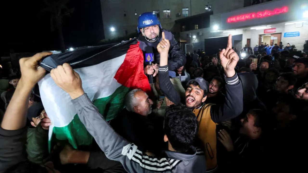 Palestinos en Gaza celebrando el acuerdo de alto el fuego entre Israel y Hamás - REUTERS/Ramadan Abed