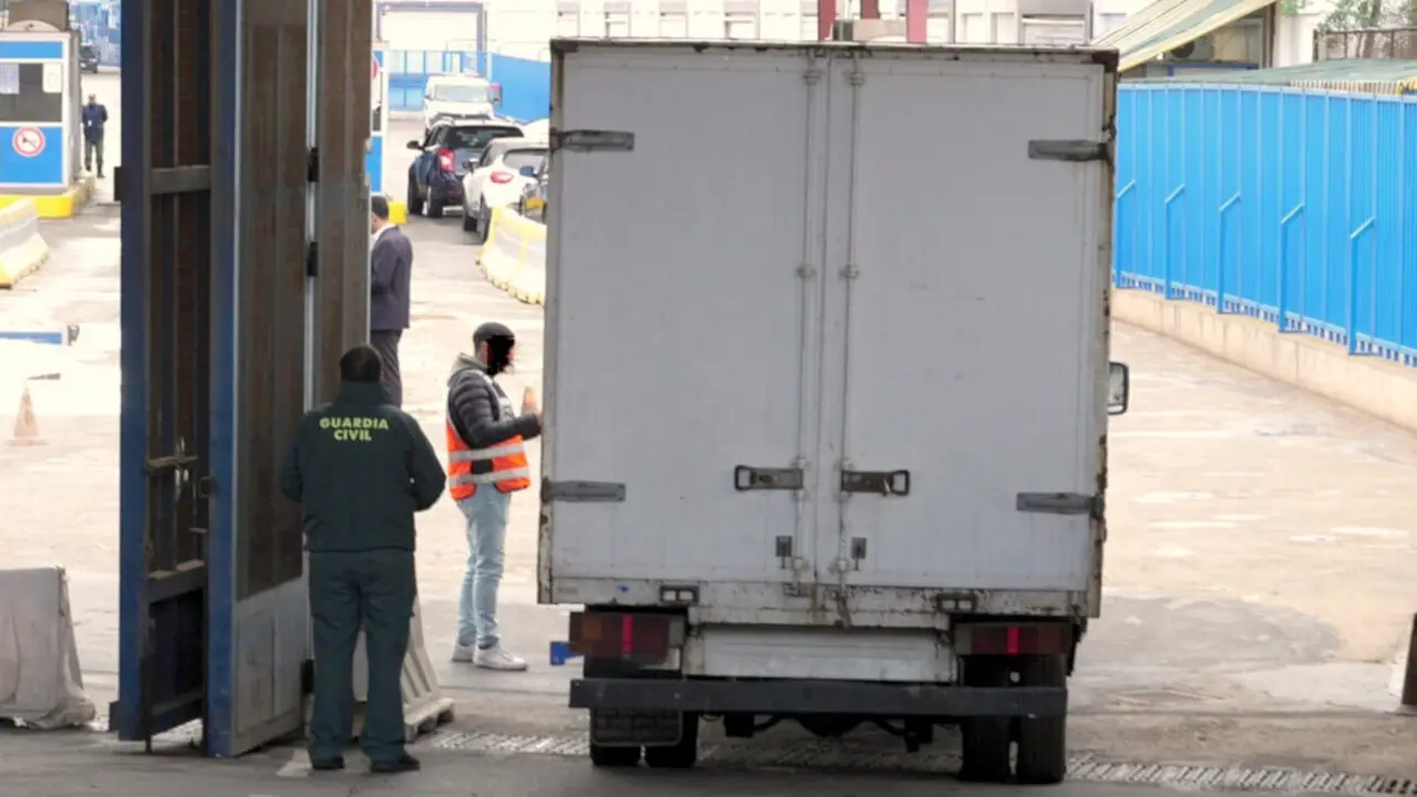 Primer camión que cruza la frontera entre Melilla y Marruecos supervisado por la Guardia Civil - PHOTO/DELEGACIÓN DEL GOBIERNO