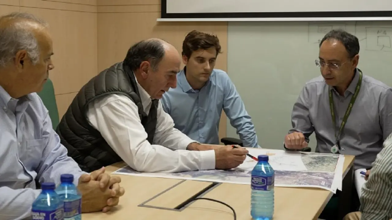 <p>Ignacio Galán durante una de sus visitas a la zona afectada para conocer la situación de las redes afectadas</p>
