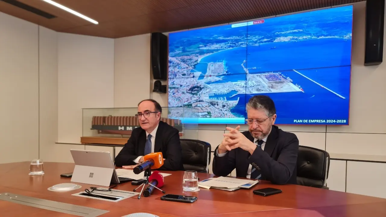 El presidente de la Autoridad Portuaria de la Bahía de Algeciras, Gerardo Landaluce (izqda.) y el director general, José Luis Hormaechea, durante la rueda de prensa de presentación de los resultados de 2024 - PHOTO/Puerto de Algeciras