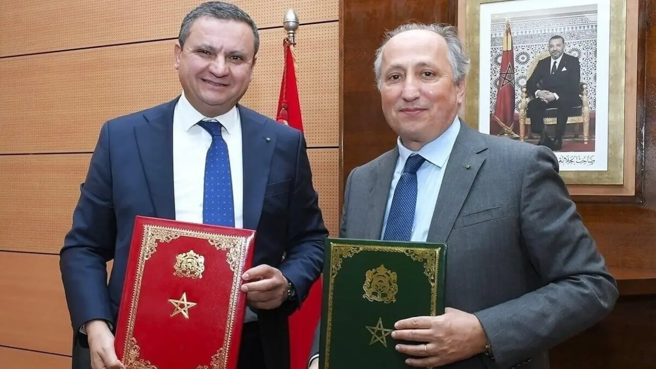 Mohamed Saad Berrada, ministro de Educación Nacional, Preescolar y Deportes, y Mohamed Bachiri, director general del Grupo Renault Marruecos y presidente de la Fundación Renault Marruecos