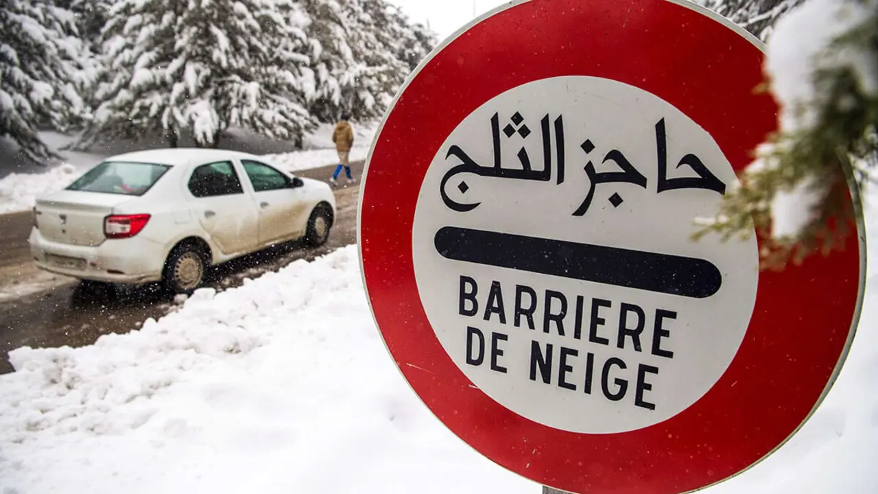 <p>Señal de tráfico que advierte a los conductores de una barrera de nieve al costado de la carretera en la montañosa ciudad marroquí de Ifrane - PHOTO/ARCHIVO&nbsp;</p>
