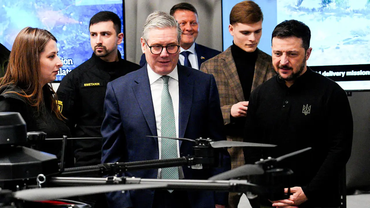 El primer ministro británico, Keir Starmer, y el presidente ucraniano, Volodymyr Zelensky, asisten a una presentación de drones militares ucranianos en un lugar no revelado el 16 de enero de 2025 en Kiev, Ucrania - REUTERS/ CARL COURT