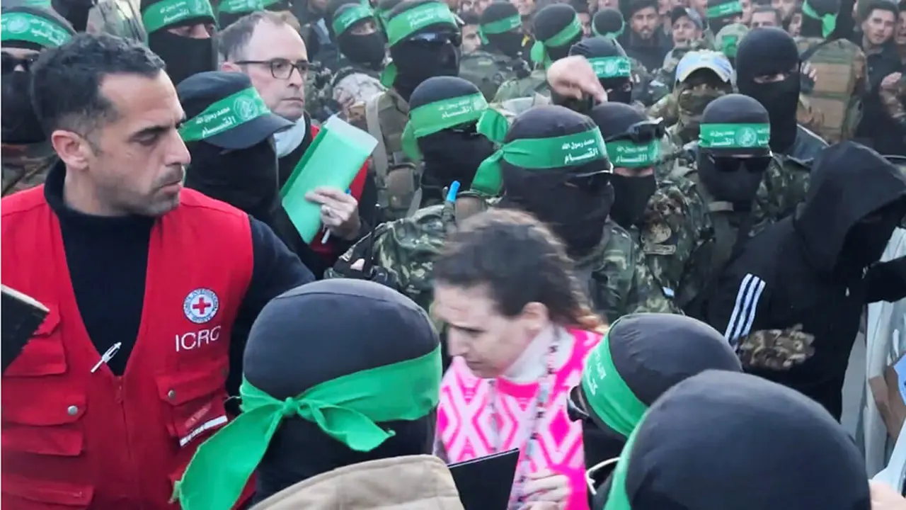 Militantes palestinos de Hamás entregan a Doron Steinbrecher, un rehén que había estado retenido en Gaza desde el mortal ataque del 7 de octubre de 2023, a miembros del Comité Internacional de la Cruz Roja (CICR) como parte de un alto el fuego y un acuerdo de intercambio de rehenes por prisioneros entre Hamás e Israel, en la ciudad de Gaza, el 19 de enero de 2025 en esta captura de pantalla de un video -PHOTO/ REUTERS TV