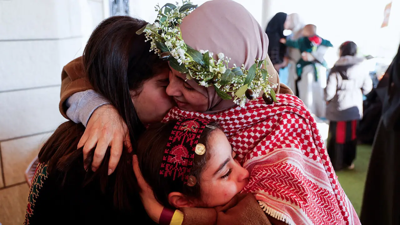 <p>La prisionera palestina liberada Nidaa Zaghebi es recibida por sus hijas, después de su liberación de una cárcel israelí como parte de un intercambio de rehenes por prisioneros y un acuerdo de alto el fuego en Gaza entre Hamás e Israel, en Jenin, en Cisjordania ocupada por Israel, el 20 de enero de 2025 - REUTERS/ RANEEN SAWAFTA</p>
