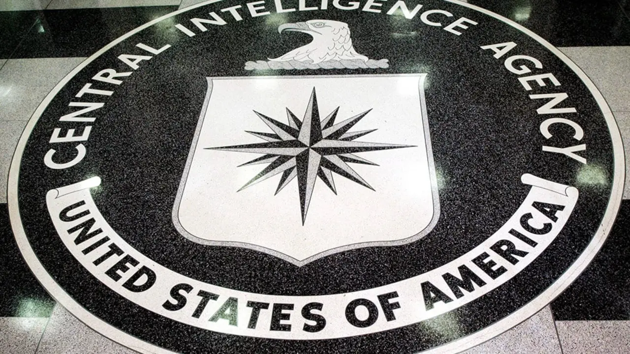 Logotipo de la Agencia Central de Inteligencia de Estados Unidos se muestra en el vestíbulo de la sede de la CIA en Langley - REUTERS/ JASON REED