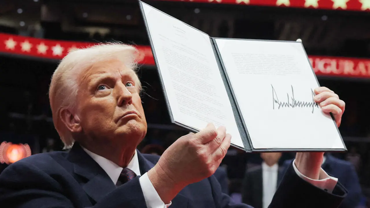 <p>El presidente estadounidense Donald Trump presenta una orden ejecutiva durante el desfile inaugural dentro del Capital One Arena el día de la inauguración de su segundo mandato presidencial, en Washington, EE.UU. el 20 de enero de 2025 - REUTERS/ CARLOS BERRIA</p>
