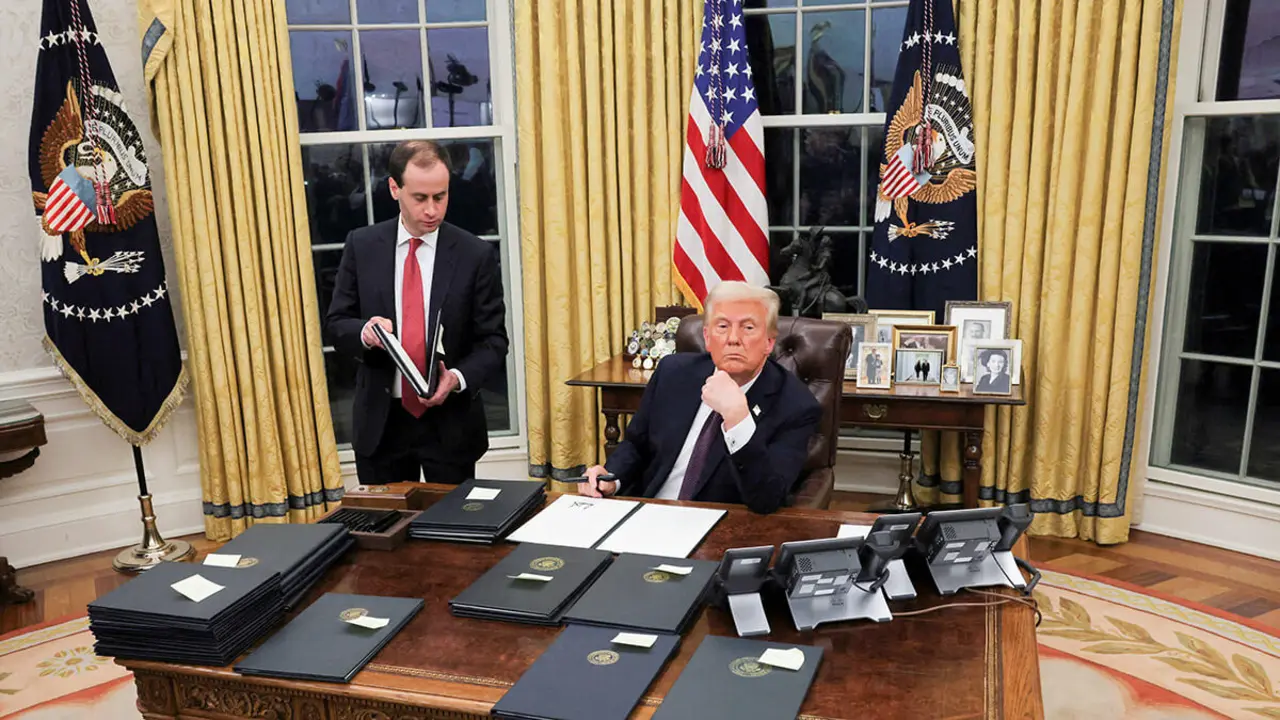 <p>El presidente estadounidense Donald Trump firma documentos al emitir órdenes ejecutivas e indultos para los acusados ​​del 6 de enero en la Oficina Oval de la Casa Blanca el día de la inauguración en Washington, EE. UU., el 20 de enero de 2025 - REUTERS/ CARLOS BERRIA&nbsp;</p>
