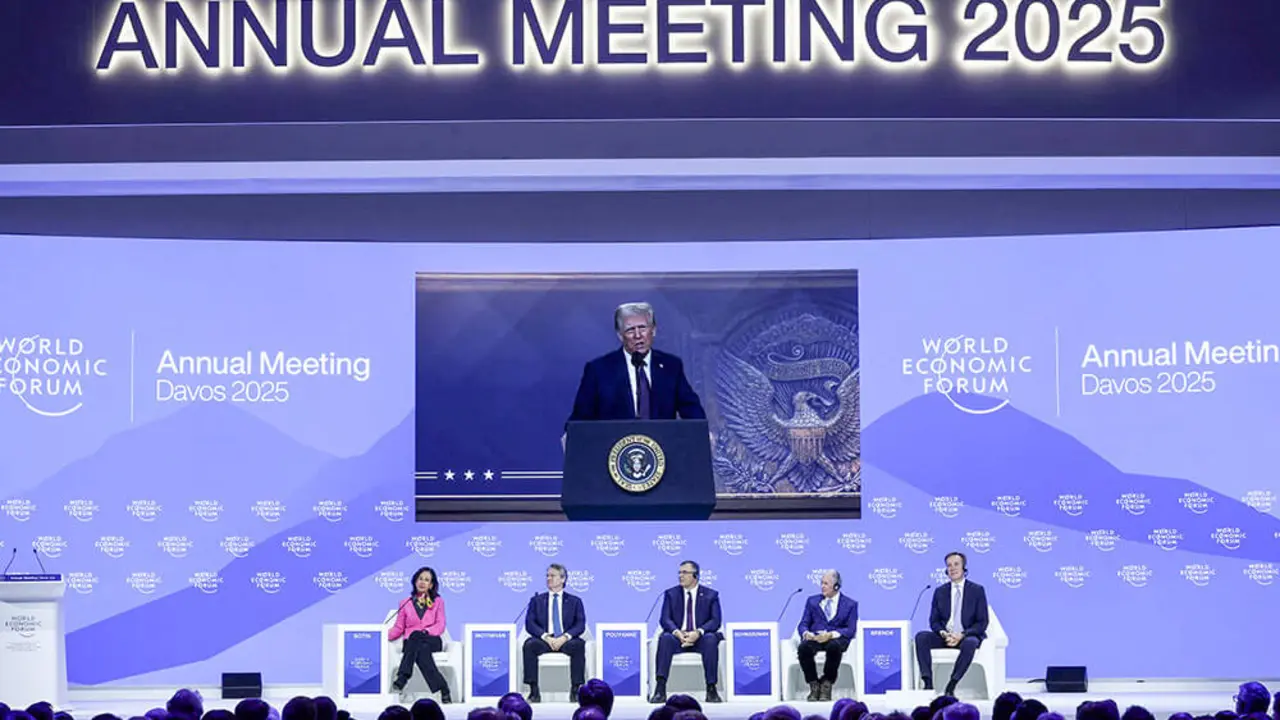 El presidente de Estados Unidos, Donald Trump, pronuncia un discurso especial de forma remota mientras Ana Patricia Botín, presidenta del banco español Santander, Brian Moynihan, director ejecutivo de Bank of America, Patrick Pouyanne, director ejecutivo de TotalEnergies, Stephen Schwarzman, director ejecutivo y cofundador de Blackstone Group y Borge Brende, presidente y director ejecutivo del Foro Económico Mundial, asisten a la 55ª reunión anual del Foro Económico Mundial (WEF) en Davos, Suiza, el 23 de enero de 2025 - REUTERS/YVES HERMAN