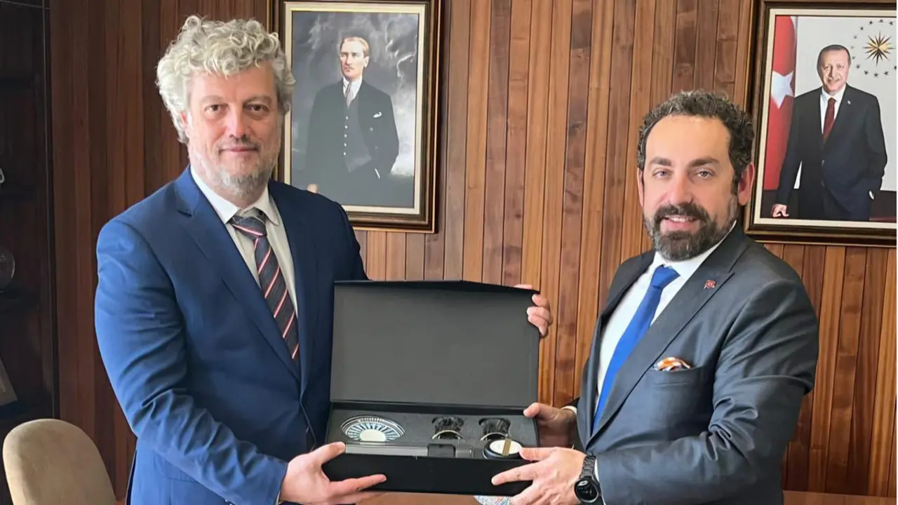 Erhan Ülgen, director para Oriente Medio y África de ASELSAN, una de las 50 empresas de la industria de defensa más importantes del mundo junto con el Agregado Militar, de la embajada de Turquia en Marruecos - PHOTO/ @TC_RabatBE