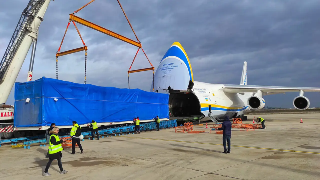 Un enorme generador eléctrico Siemens de más de 130 toneladas fue trasladado desde Dusseldorf (Alemania) a Nueva Delhi (India) en un vuelo del An-124 registrado en el Libro Guinness de los Récords -&nbsp;PHOTO/Antonov Airlines&nbsp;