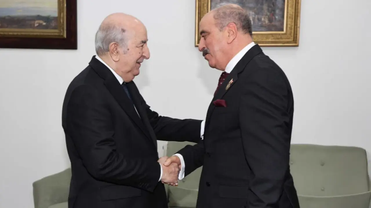 El presidente de Argelia, Abdelmadjid Tebboune (izqda.) saluda al ministro de Asuntos Exteriores tunecino, Mohamed Ali Al-Nafti, durante la visita de éste a Argelia – PHOTO/@MohamedAliNafti
