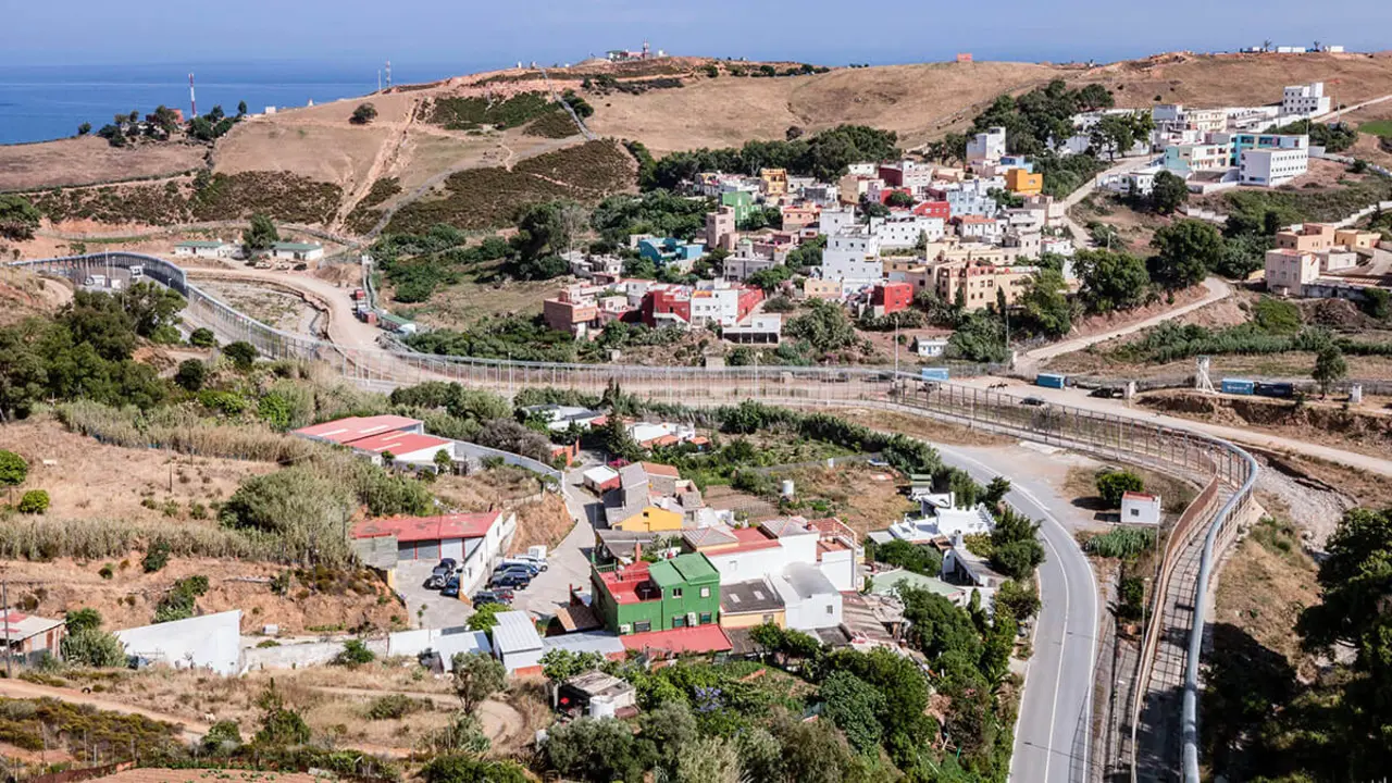 <p>Vista de la valla fronteriza que separa España, izquierda, y Marruecos, derecha, vista desde el enclave español de Ceuta - AP/ BERNAT ARMANGUE</p>

