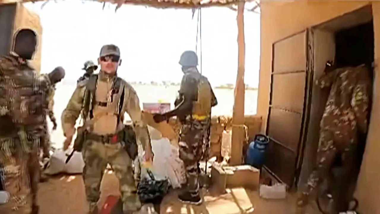 Una captura de pantalla de un video distribuido muestra a personas que los rebeldes tuareg dicen que son mercenarios rusos de Wagner con soldados de Mali en el noreste de Mali, cerca de Aguelhok, Mali, julio de 2024 - PHOTO/ Coordinación de Movimientos Azawad vía REUTERS
