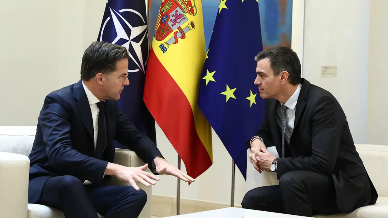 El secretario general de la Alianza, el holandés Mark Rutte, y el presidente Sánchez se reunieron el 27 de enero, a pocas horas del despegue del Spainsat NG-1 que también proporcionará servicios a la OTAN -PHOTO/Pool Moncloa-Fernando Calvo&nbsp;