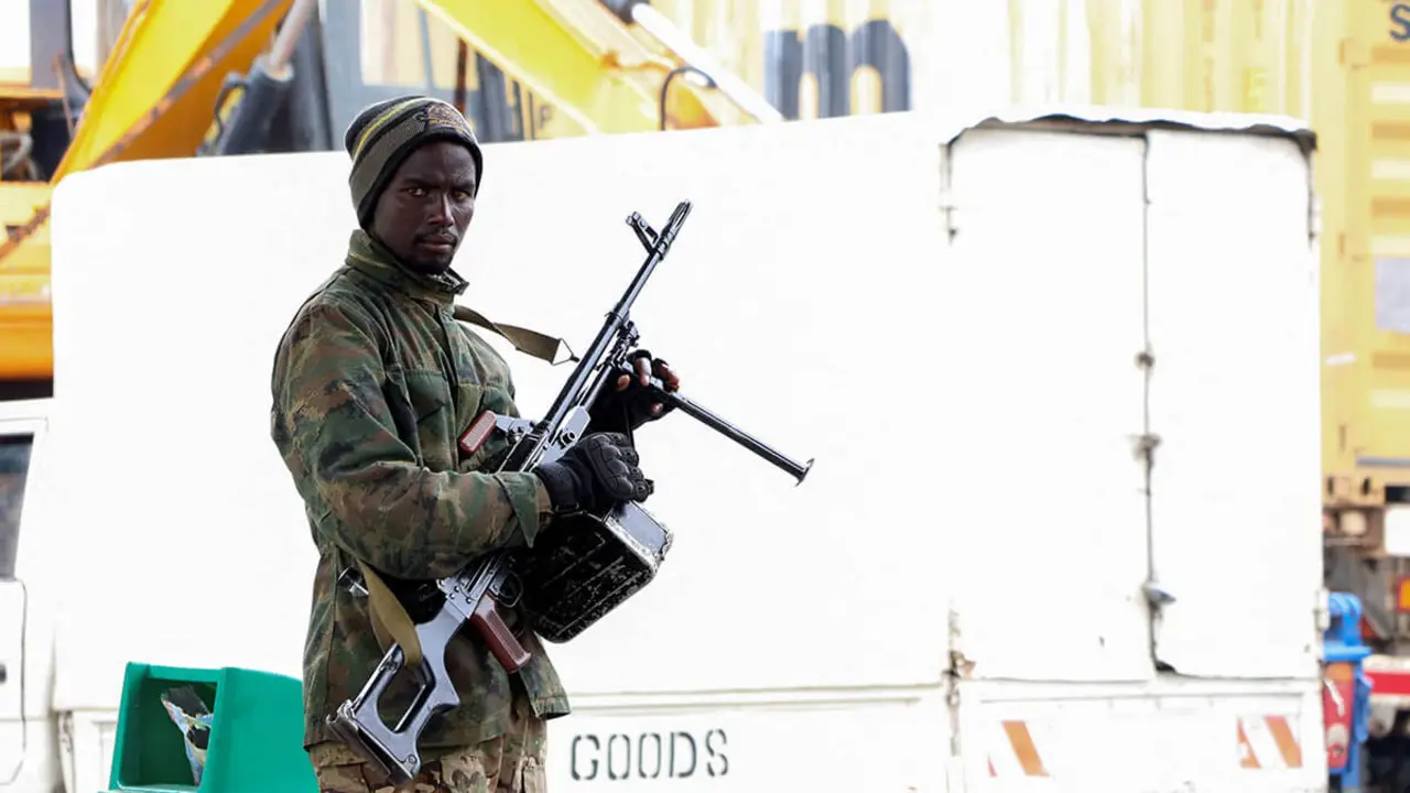 Un rebelde del M23 sostiene un arma en la frontera de la Gran Barrera en medio de enfrentamientos con las Fuerzas Armadas de la República Democrática del Congo (FARDC), en el paso fronterizo de Gisenyi, en el distrito de Rubavu, Ruanda, el 29 de enero de 2025 - REUTERS/JEAN BIZIMANA