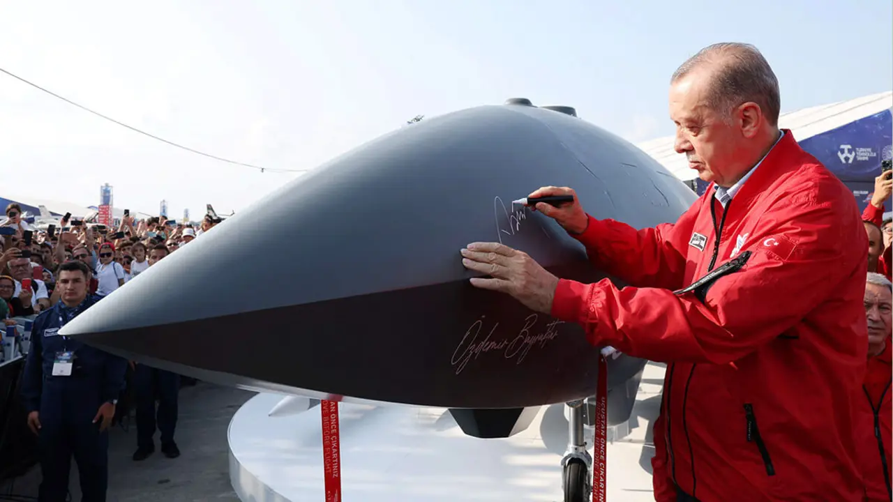 El presidente turco, Tayyip Erdogan, firma el Bayraktar Kizilelma, un avión de combate no tripulado, en el Teknofest Black Sea, un festival de aviación, espacio y tecnología, en el aeropuerto de Carsamba en Samsun, Turquía, el 3 de septiembre de 2022 - PHOTO/ OFICINA DE PRENSA PRESIDENCIAL via REUTERS