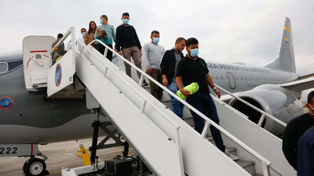 Deportados de Estados Unidos descienden de un avión de la Fuerza Aérea Colombiana en un lugar no identificado - Gustavo Petro via X/REUTERS