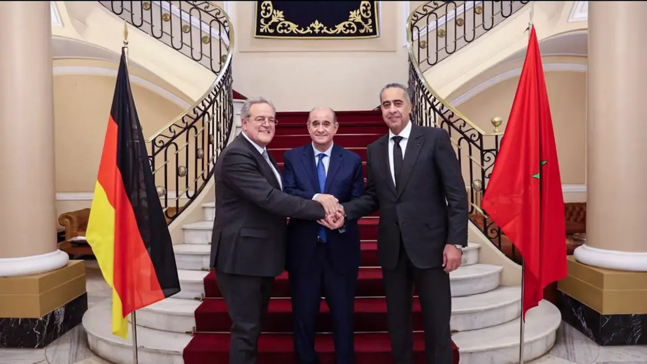 El director general de la Seguridad Nacional (DGSN) y de la Vigilancia del Territorio (DGST), Abdellatif Hammouchi, en compañía del director general de la policía española, Francisco Pardo Piqueras (centro), y del presidente de la Bundespolizei alemana, Dieter Romann, en Madrid - PHOTO/ REDES SOCIALES
