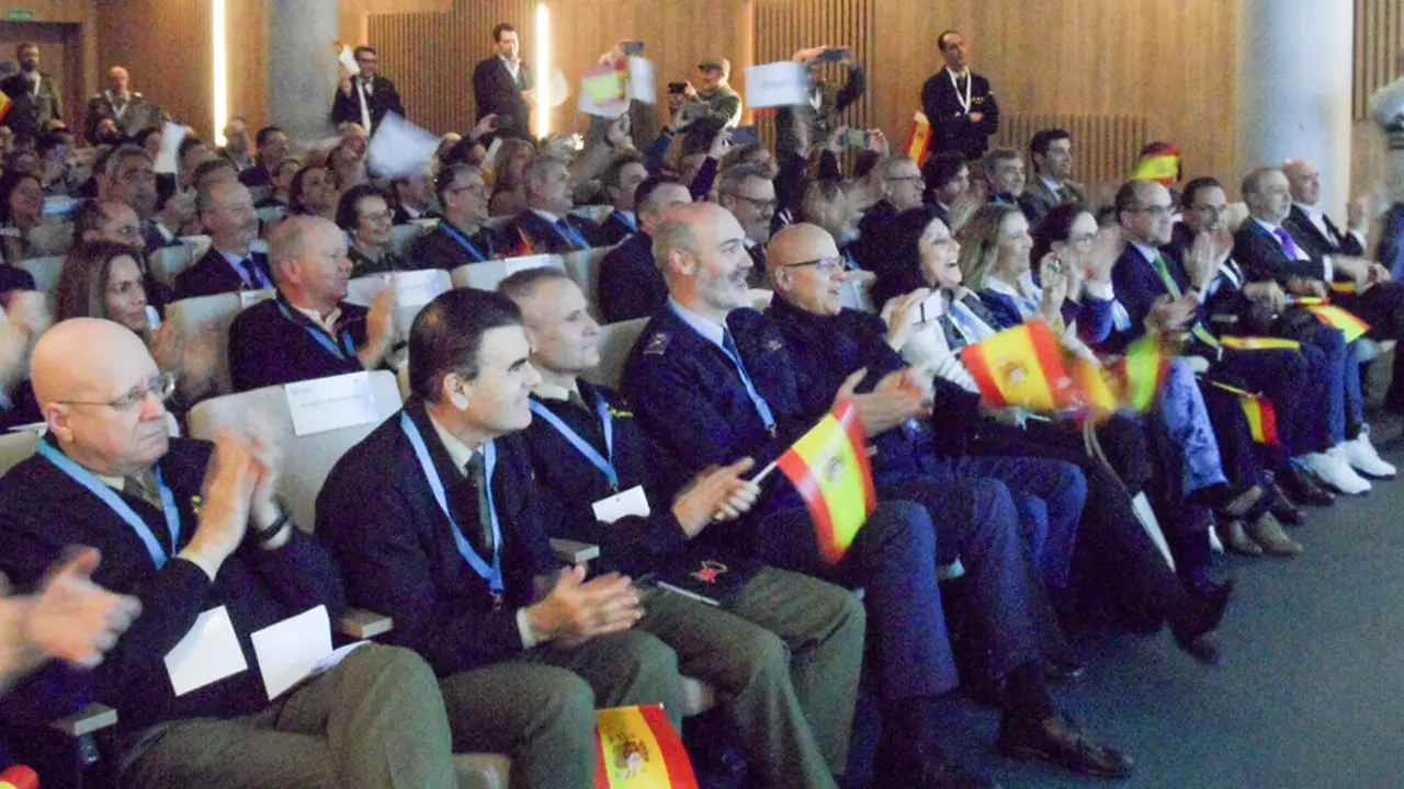 Los más de 300 invitados para asistir a la retrasmisión en directo de la puesta en órbita del satélite español prorrumpen en aplausos al ver como el Spainsat NG-1 se separa del Falcón 9 y comienza su vida en solitario -&nbsp;PHOTO/JPons&nbsp;