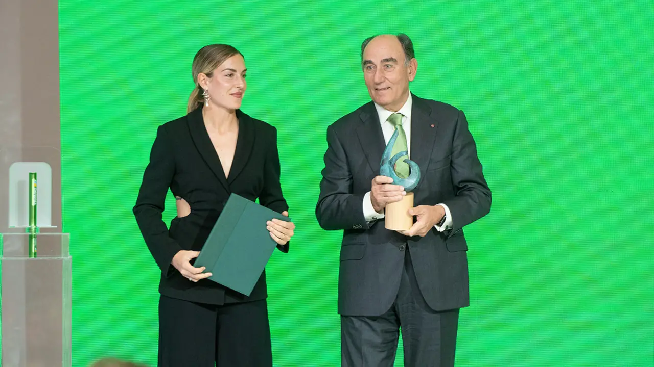 La futbolista Alexia Putellas y el presidente de Iberdrola, Ignacio Galán - ATALAYAR/GUILLERMO LÓPEZ