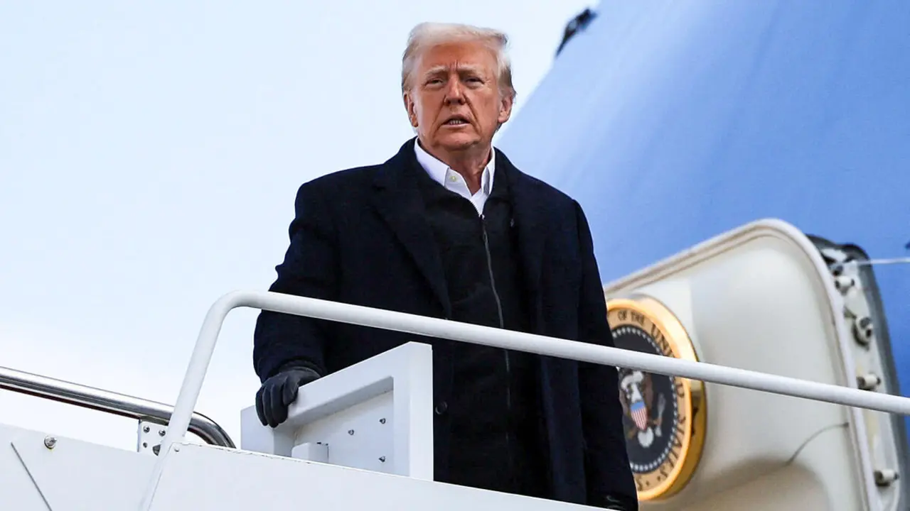 <p>El presidente de Estados Unidos, Donald Trump, sube al Air Force One antes de partir hacia Carolina del Norte en la Base Conjunta Andrews en Maryland, Estados Unidos, el 24 de enero de 2025 - REUTERS/ LEAH MILLIS</p>

