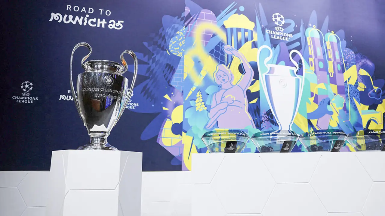<p>El trofeo de la Liga de Campeones se ve antes del sorteo - REUTERS/ DENIS BALIBOUSE</p>
