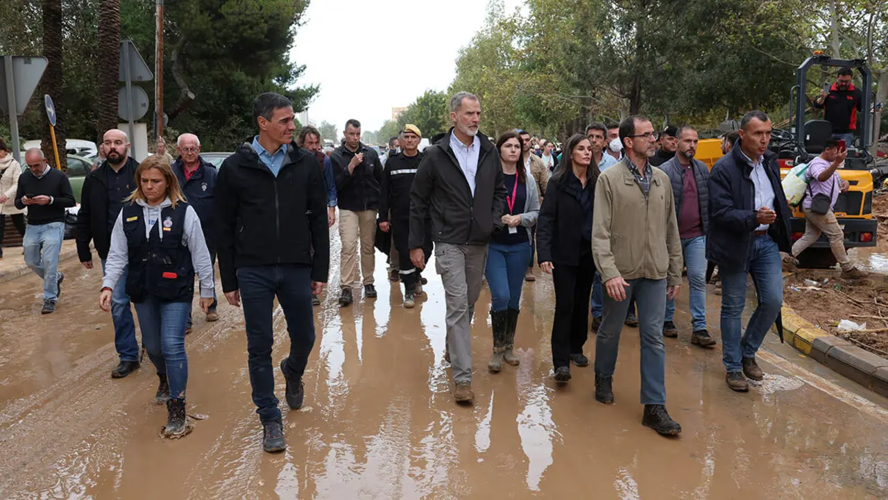 El presidente español, Pedro Sánchez, el rey Felipe y la reina Letizia caminan por una calle embarrada a su llegada para visitar las zonas afectadas por la DANA, tras las fuertes lluvias que provocaron inundaciones, en Paiporta, cerca de Valencia, España, el 3 de noviembre de 2024 - PHOTO/ Casa de SM el Rey/José Jiménez/Reparto vía REUTERS