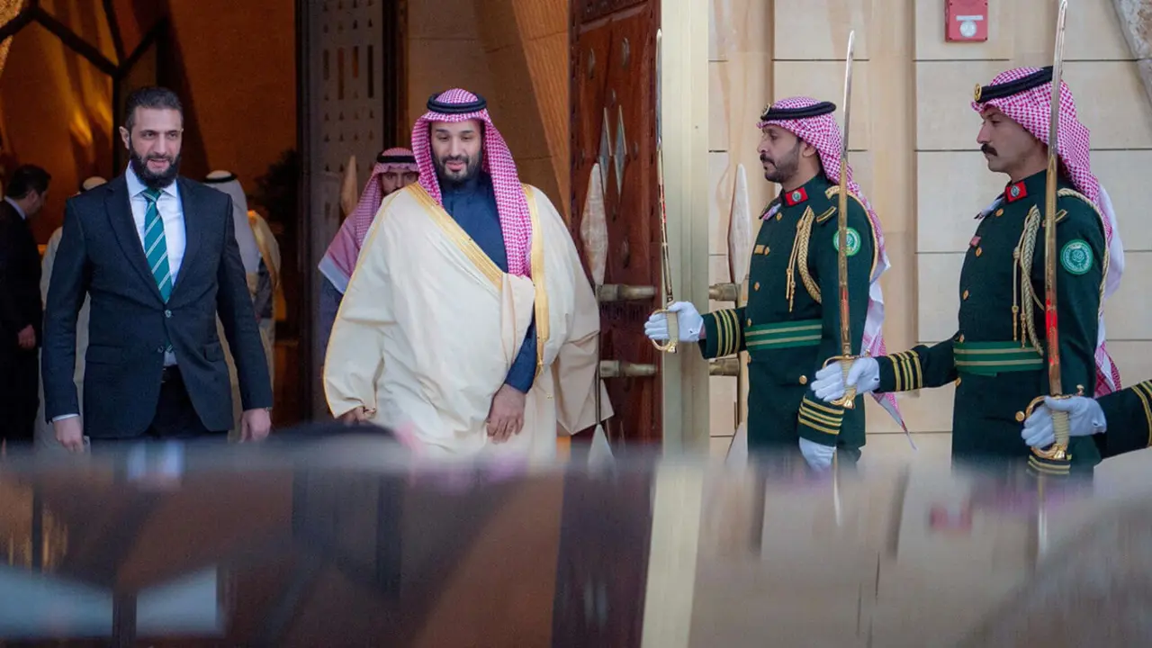 <p>El reci&eacute;n nombrado presidente sirio para una fase de transici&oacute;n, Ahmed al-Sharaa, se re&uacute;ne con el pr&iacute;ncipe heredero saud&iacute;, Mohammed Bin Salam, en Riad, Arabia Saudita, el 2 de febrero de 2025 - PHOTO/ Bandar Algaloud/Corte Real Saudita v&iacute;a REUTERS&nbsp;</p>
