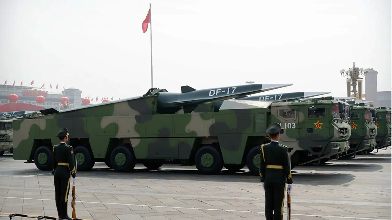 Vehículos militares chinos que transportan misiles balísticos DF-17 avanzan durante un desfile para conmemorar el 70 aniversario de la fundación de la China comunista en Beijing - AP/ NG HAN GUAN