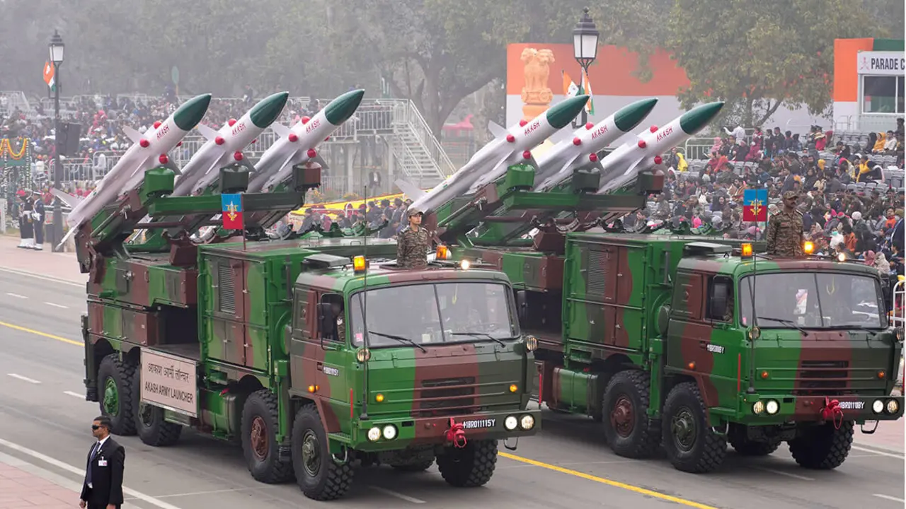 El lanzador de misiles Akash del ejército indio avanza por el bulevar ceremonial Kartavya Path durante las celebraciones del Día de la República de la India en Nueva Delhi, India, el jueves 26 de enero de 2023 - AP/ MANISH SWARUP