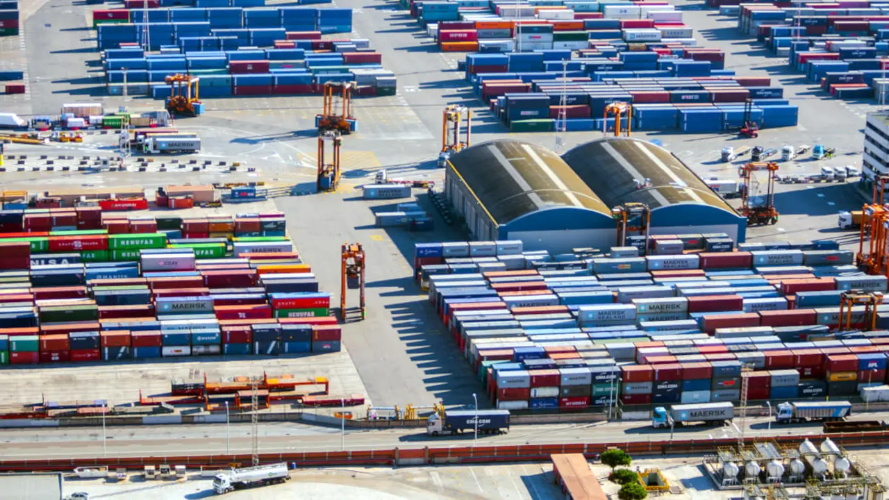 Contenedores en las instalaciones del puerto de Barcelona, en Barcelona, España - <a href="https://depositphotos.com/es/?/">Depositphotos</a>
