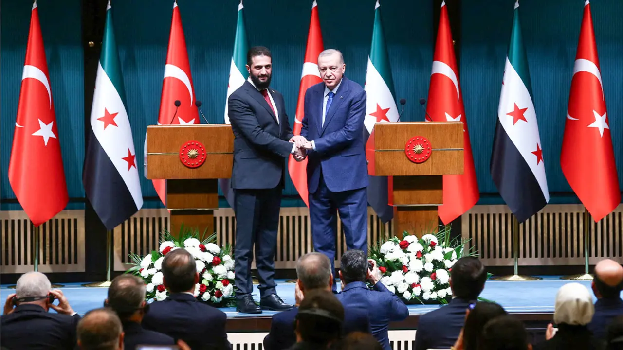 Ahmed al-Sharaa, el nuevo presidente de Siria para una fase de transición, y el presidente de Turquía, Tayyip Erdogan,&nbsp;después de una conferencia de prensa conjunta en el Palacio Presidencial en Ankara, Turquía, el 4 de febrero de 2025 - REUTERS/ CAGLA GURDOGAN&nbsp;