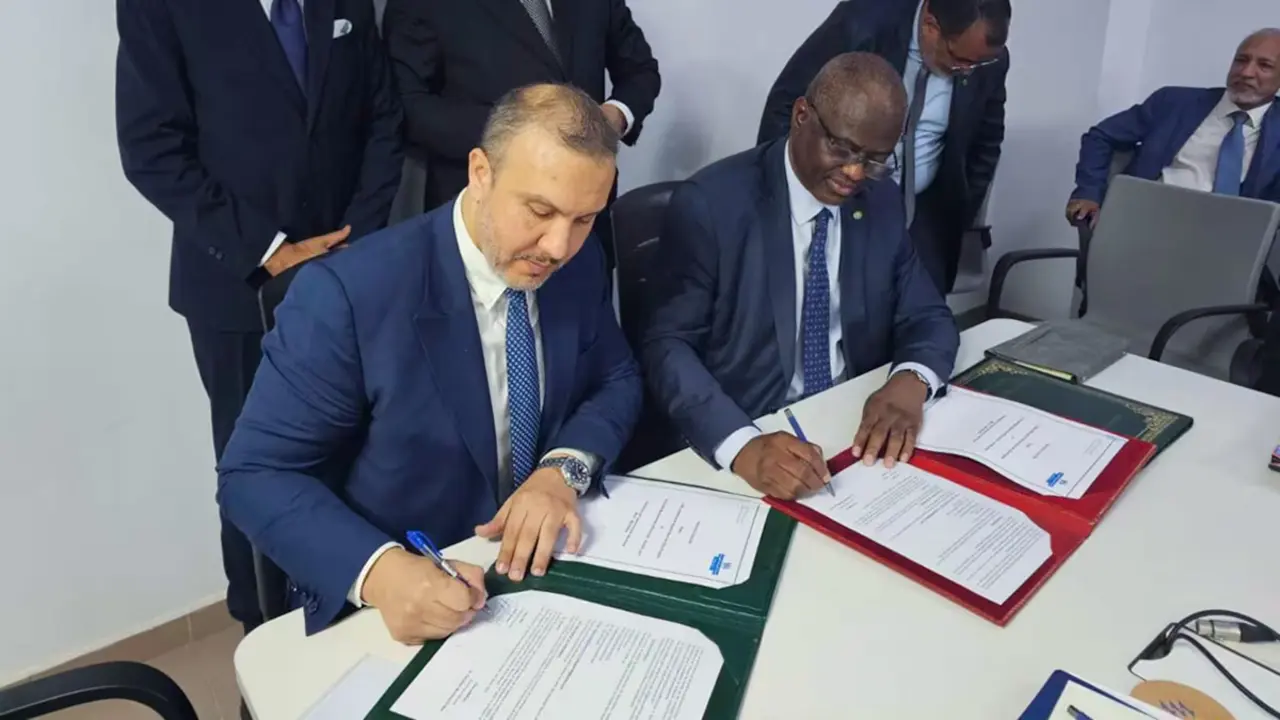 <p>Tarik Hamane, DG de la ONEE (izquierda) con su homólogo mauritano, Sidi Salem Mohaned Elabd, DG de SOMELEC, durante la firma del acuerdo de interconexión eléctrica entre Marruecos y Mauritania, el 4 de febrero de 2024 en Nouakchott - PHOTO/ REDES SOCIALES</p>
