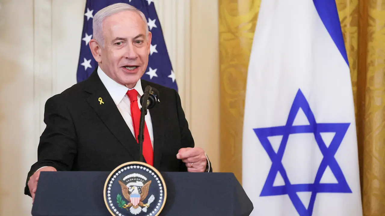 El primer ministro israelí, Benjamin Netanyahu, habla durante una rueda de prensa conjunta con el presidente estadounidense, Donald Trump, en la Sala Este de la Casa Blanca en Washington, Estados Unidos, 4 de febrero de 2025 - REUTERS/ LEAH MILLIS