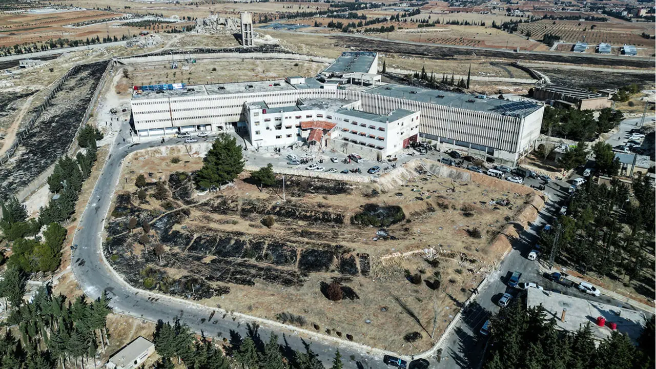 <p>Una vista aérea de un dron muestra la prisión de Sednaya, conocida como un matadero durante el régimen sirio de Bashar Al-Assad, después de que los combatientes del organismo gobernante sirio derrocaran a Al-Assad, Siria, 14 de diciembre de 2024 - REUTERS/AMMAR AWDAR&nbsp;</p>
