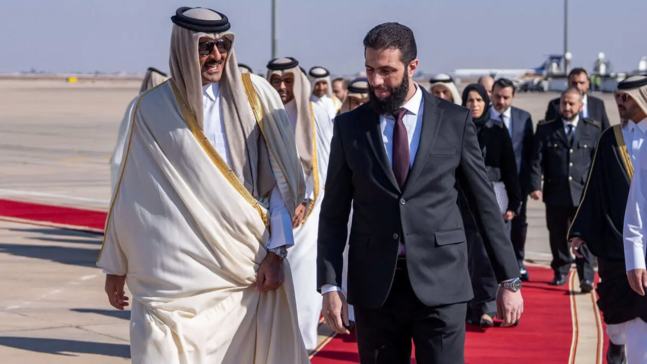 <p>El recién nombrado presidente de Siria para una fase de transición, Ahmed Al-Sharaa, recibe al emir de Qatar, el jeque Tamim bin Hamad Al-Thani, en Damasco, Siria, el 30 de enero de 2025 - PHOTO/AMIRI DIWAN vía REUTERS&nbsp;</p>
