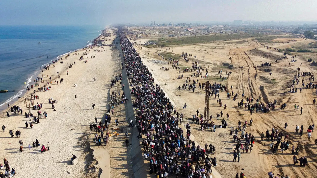Una vista aérea de un dron muestra a palestinos, que fueron desplazados hacia el sur por orden de Israel durante la guerra, regresando a sus hogares en el norte de Gaza, en medio de un alto el fuego entre Israel y Hamás, en la Franja de Gaza central, el 27 de enero de 2025 - REUTERS/ MOHAMMED SALEM
&nbsp;