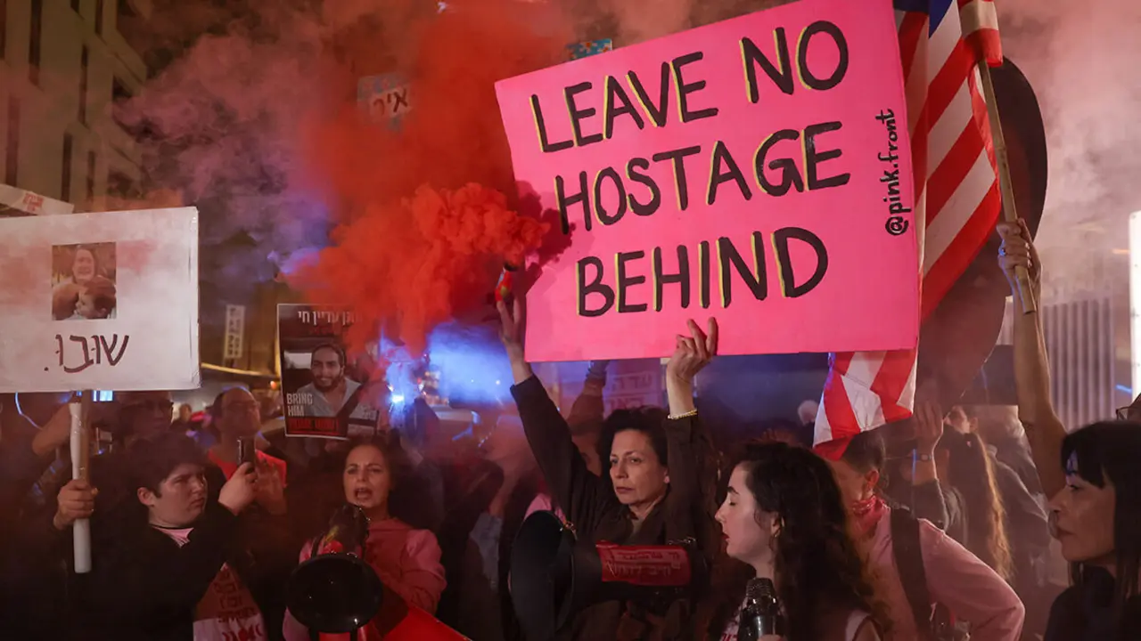 Manifestación por la devolución de todos los rehenes retenidos en Gaza desde el mortal ataque del 7 de octubre de 2023 por parte de Hamas, antes de una reunión planificada entre el presidente de Estados Unidos, Donald Trump, y el primer ministro israelí, Benjamin Netanyahu, fuera de la oficina de la embajada de Estados Unidos en Tel Aviv, Israel, el 4 de febrero de 2025 - REUTERS/ RONEN ZVULUN