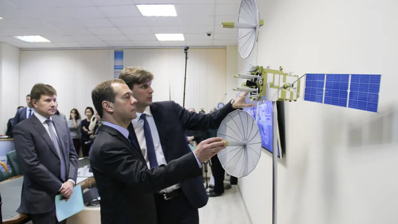 Al frente de la compañía de satélites de comunicaciones Gonets en 2011, Dimitri Bakanov explica a Dimitri Medvedev, entonces mano derecha de Putin, las singularidades de uno de sus satélites -&nbsp;PHOTO/Gonets Satellite System