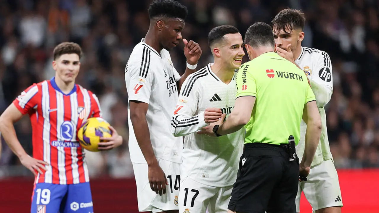 <p>Lucas Vázquez del Real Madrid habla con el árbitro César Soto Grado después de que el Atlético de Madrid recibiera un penalti tras una revisión del VAR - REUTERS/VIOLETA SANTOS MOURA&nbsp;</p>
