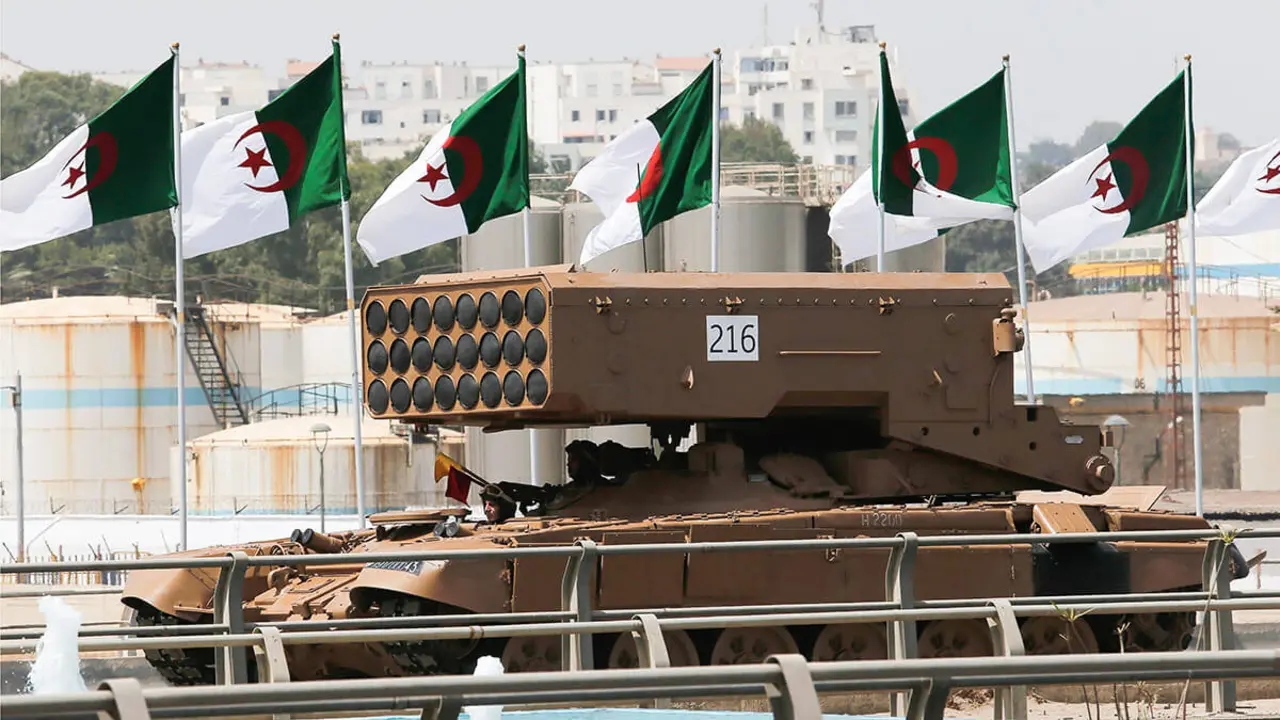 Un tanque avanza durante un desfile militar para conmemorar el 60 aniversario de la independencia de Argelia - AP/ TOUFIK DOUDOU