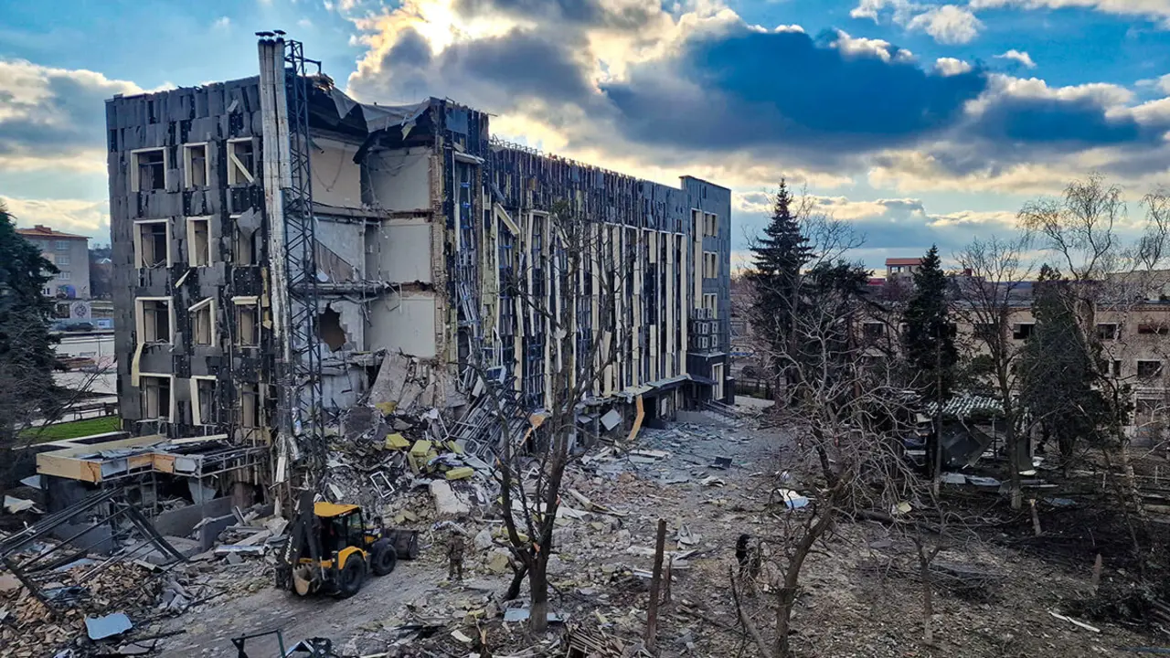 <p>Edificio alcanzado por un ataque con misiles rusos, en medio del ataque de Rusia a Ucrania, en Izium, Ucrania, el 4 de febrero de 2025&nbsp;- REUTERS/ VYACHESLAV MADIYEVSKYY<