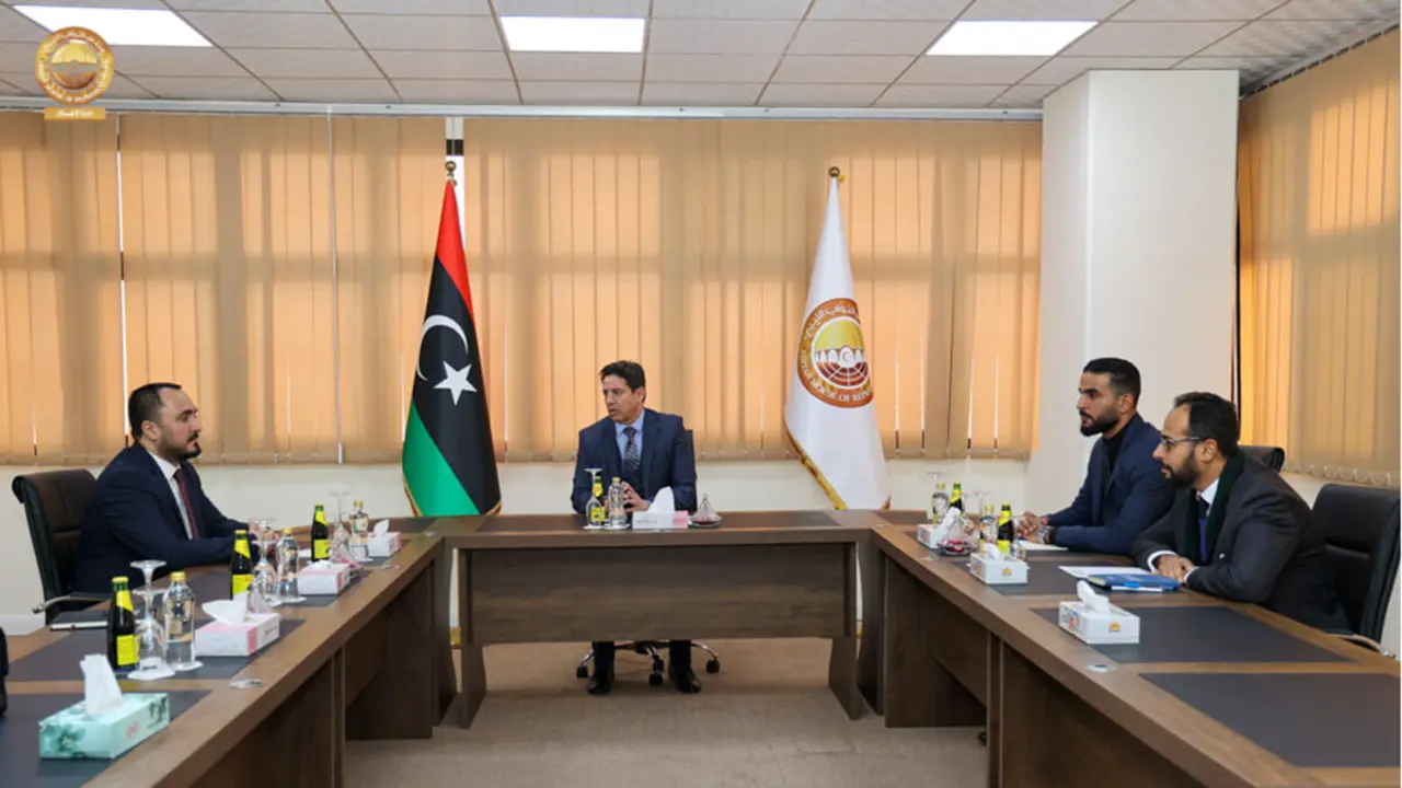 El presidente de la Comisión de Asuntos Exteriores y Cooperación Internacional de la Cámara de Representantes de Libia, Yousef Al-Agouri, con el cónsul turco en Bengasi, Serkan Karmanlıoğlu, en Bengasi, Libia - PHOTO/CÁMARA DE REPRESENTANTES DE LIBIA