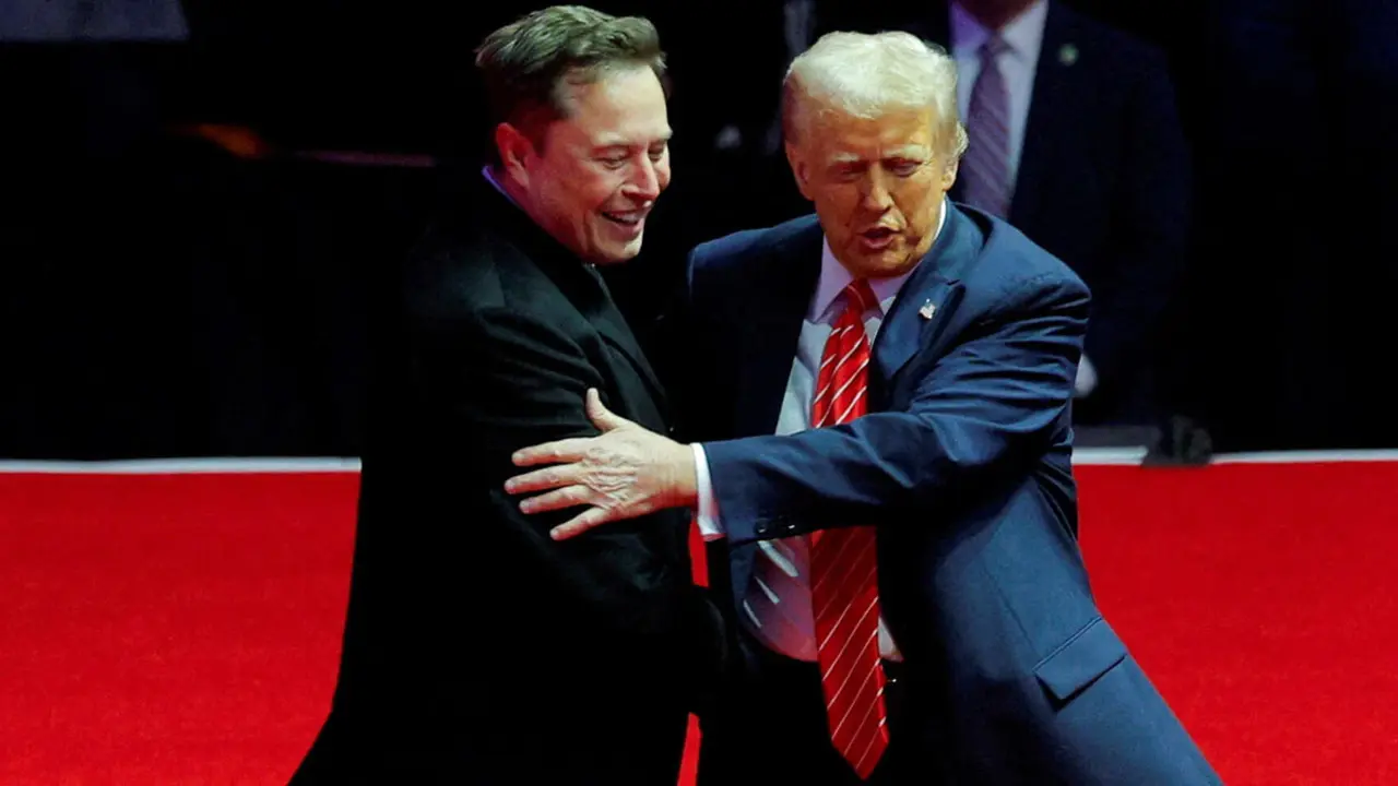 El presidente electo de Estados Unidos, Donald Trump, saluda al CEO de Tesla y propietario de X, Elon Musk - REUTERS/BRIAN SNYDER